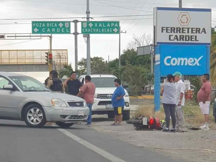 Choque entre moto y auto deja 2 heridos en Cardel