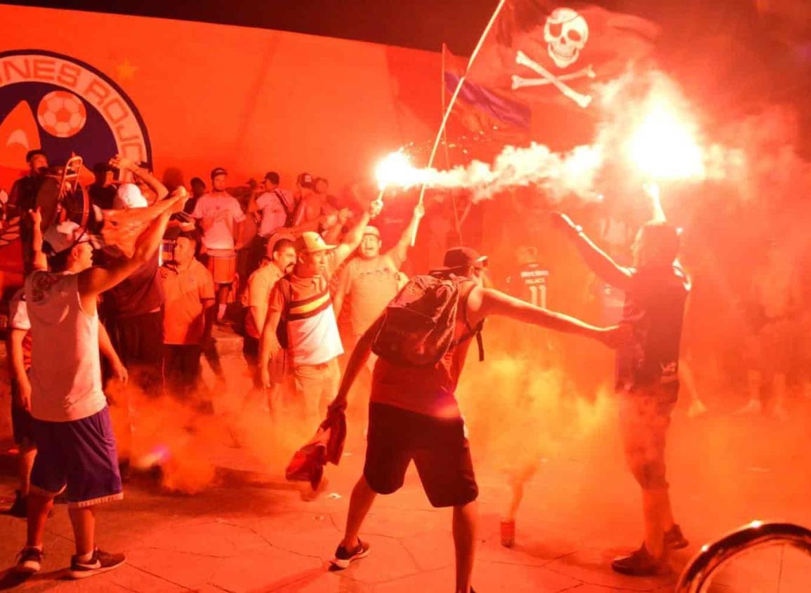 ¡Pintan de rojo lo que queda de El Pirata! celebran 80 años de los Tiburones de Veracruz