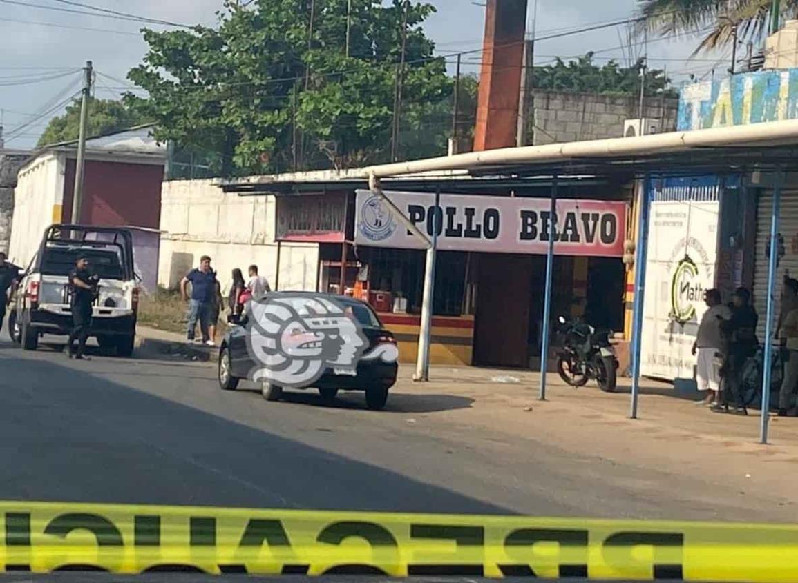 Enfrentamiento a tiros por atraco a negocio en Minatitlán; policía del IPAX herido (+Video)