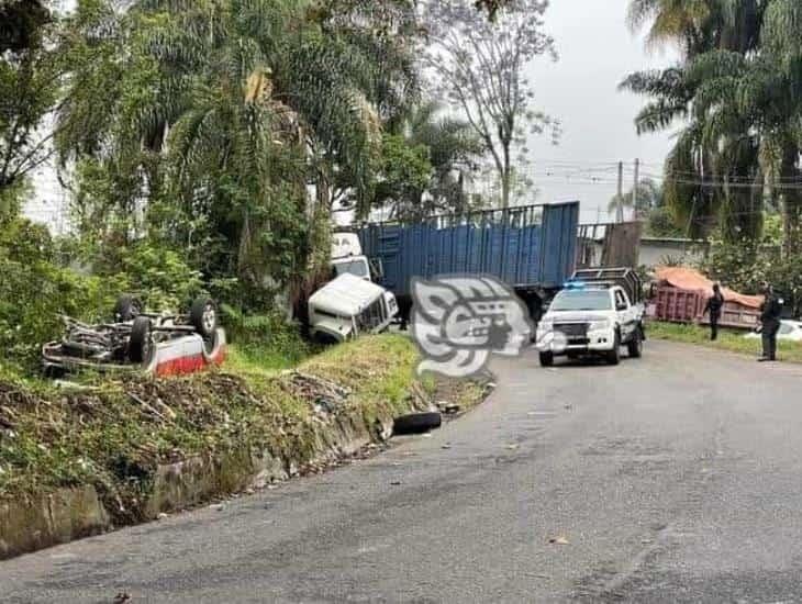Camioneta se vuelca tras fuerte impacto con tráiler en carretera Fortín-Huatusco