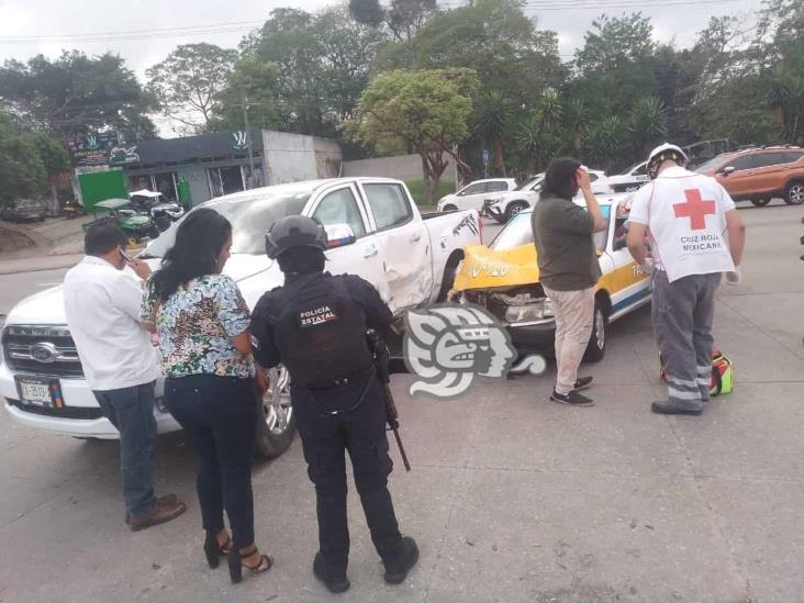 Accidente en Córdoba deja 2 lesionados, daños materiales y movilización policial