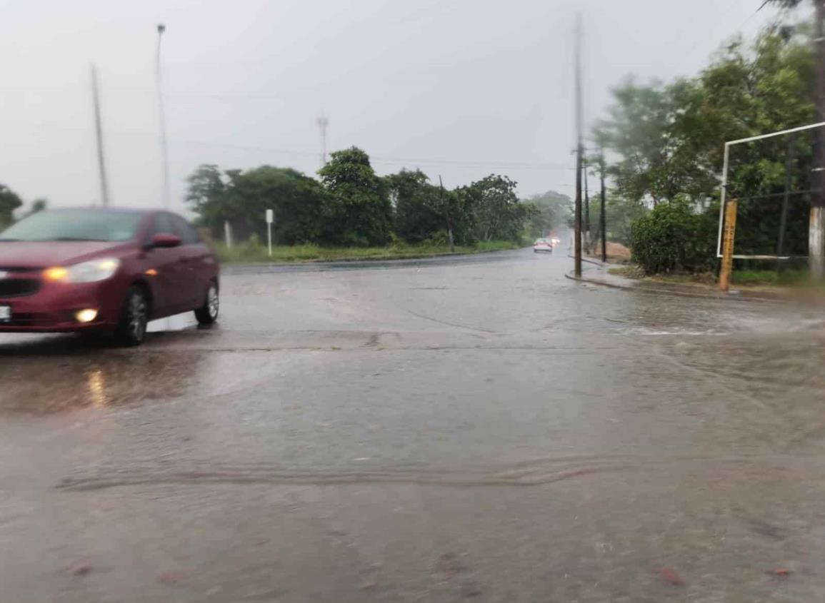 Lluvia causó encharcamientos en calles de Nanchital