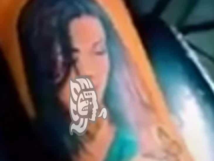 ¿Por amor? Ciudadano de Moloacán se tatúa rostro de exalcaldesa Vicky Rasgado