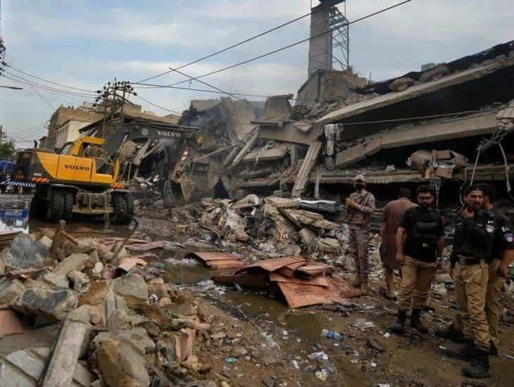 ¡Tragedia en Pakistán!, mueren 4 bomberos en incendio de fábrica textil