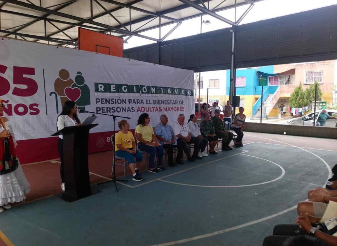Entregan tarjetas del programa Bienestar para adultos mayores en Veracruz