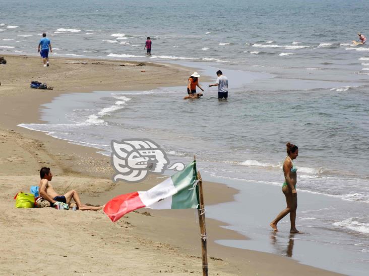 ¡Nortazo pone fin a las vacaciones! FF49 corre a familias de la playa tras caluroso día en Coatzacoalcos (+Video)