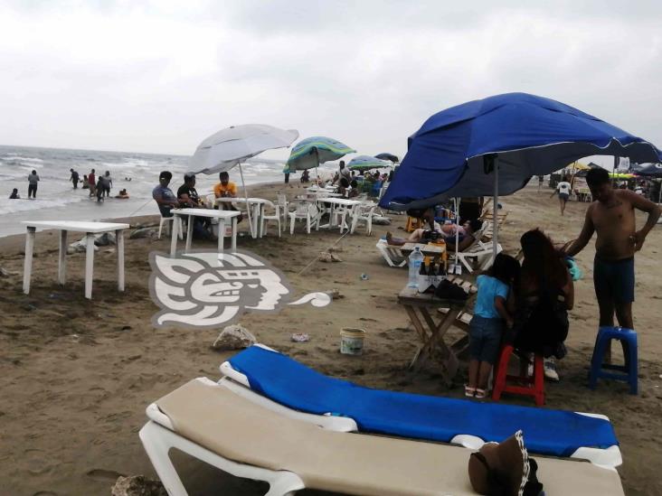 ¡Nortazo pone fin a las vacaciones! FF49 corre a familias de la playa tras caluroso día en Coatzacoalcos (+Video)