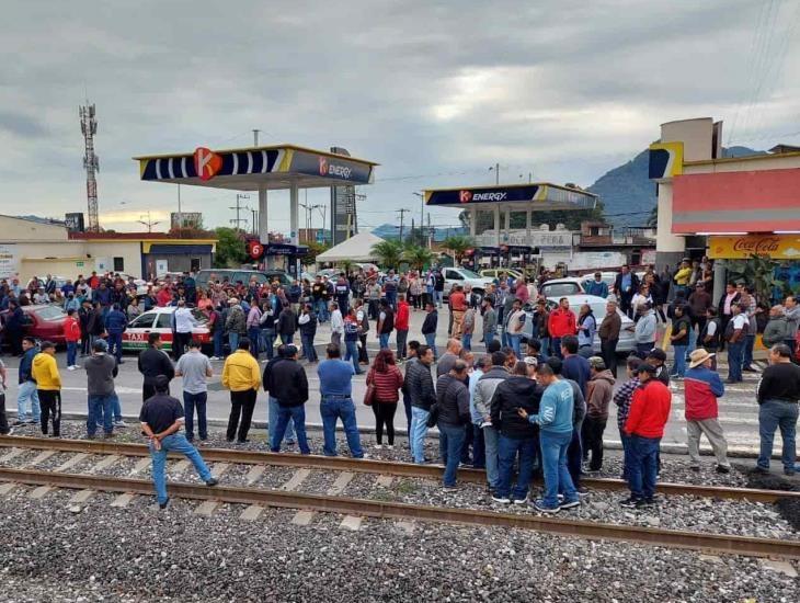 Taxistas de Veracruz rumbo Xalapa, exigen se posponga Revista Vehicular