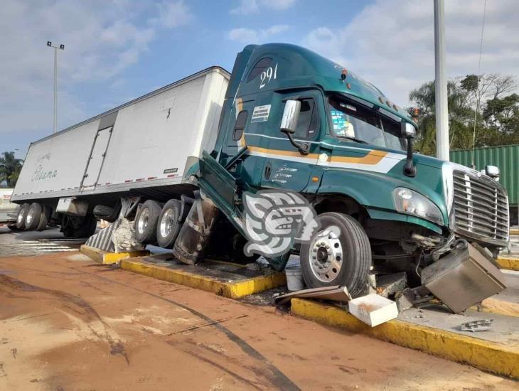 ¡Iba sin frenos! Tráiler se impacta contra caseta en carretera Orizaba-Córdoba