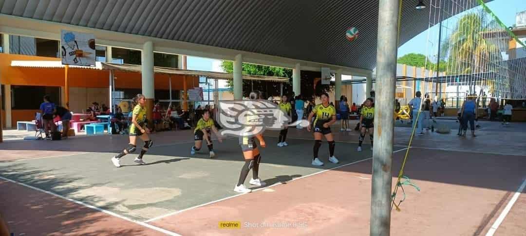 Tigrillas de Nanchital se quedan con el campeonato estatal de voleibol