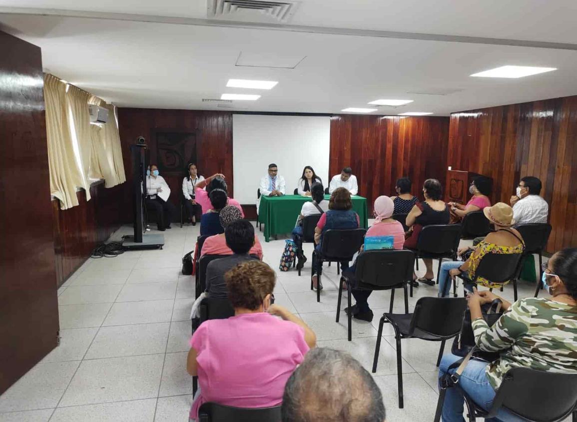 Tras protestas, se reúne personal del IMSS con pacientes oncológicos en Coatzacoalcos