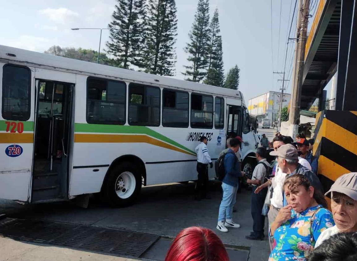 Autobús arrolla a invidente frente a plaza de Xalapa