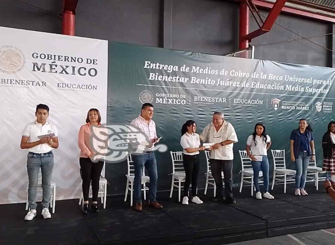 Entregan tarjetas de becas Benito Juárez a más de 3mil estudiantes en Ixtaczoquitlán (+Video)