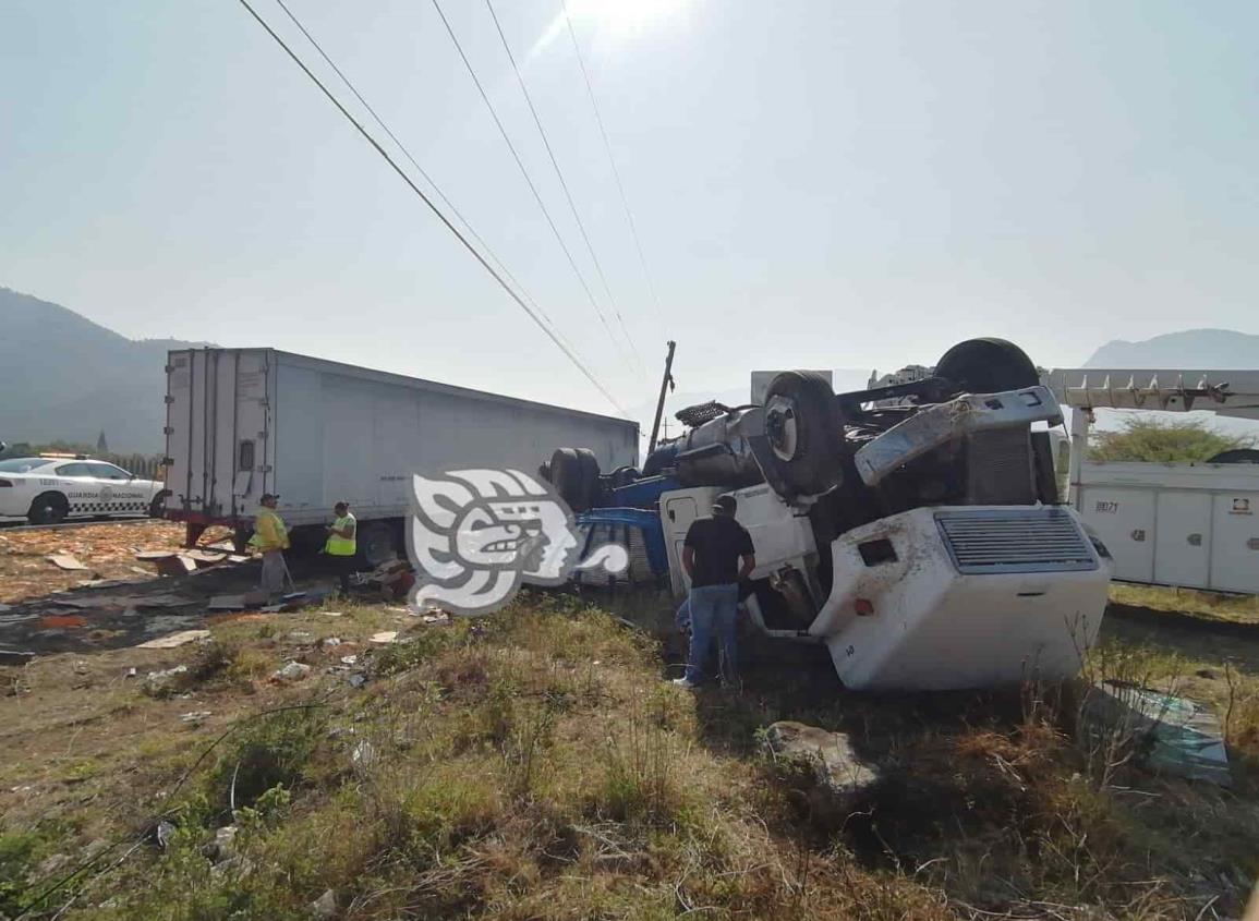 Múltiple accidente en la autopista Puebla-Orizaba; rapiñeros roban carga (+Video)