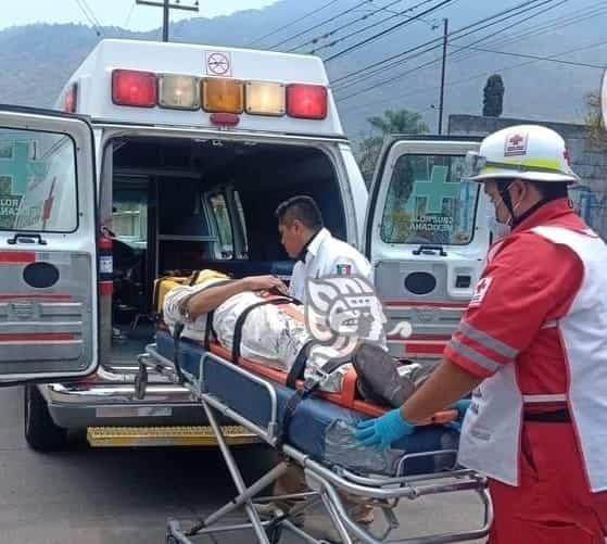 En Huiloapan, hospitalizan a albañil tras caída de 6 metros