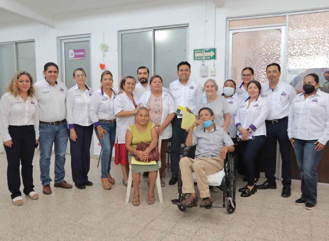 DIF Coatzacoalcos dona aparatos auditivos a personas vulnerables