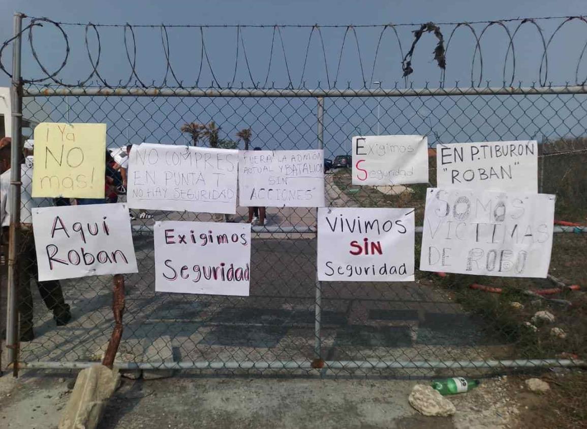 ¡Exigen seguridad! Bloquean entrada de residencia tras múltiples robos en Veracruz