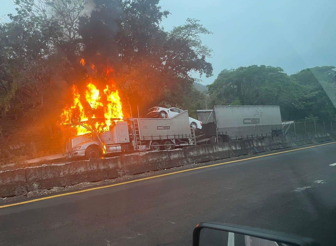 Se incendia tráiler-Nodriza en La Mancha, Veracruz
