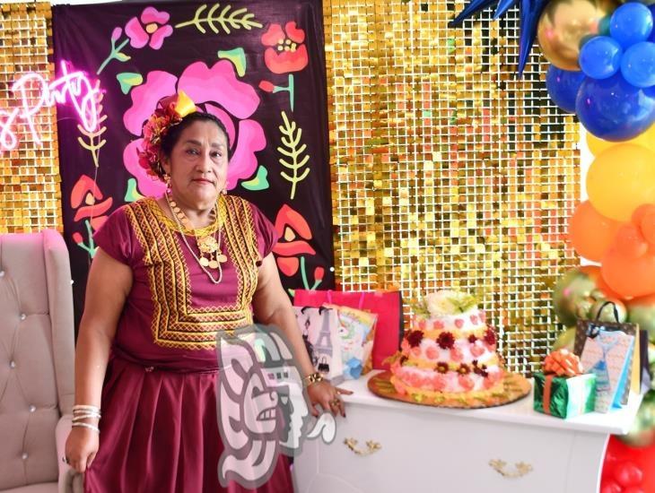Arely Escudero en su colorido festejo istmeño