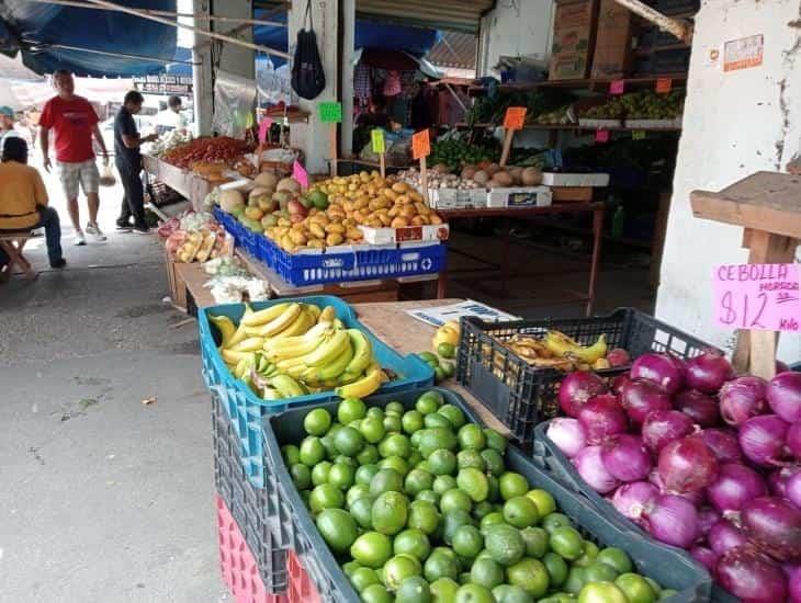 Comerciantes de pollos, frutas y verduras reportan bajas ventas en Coatzacoalcos