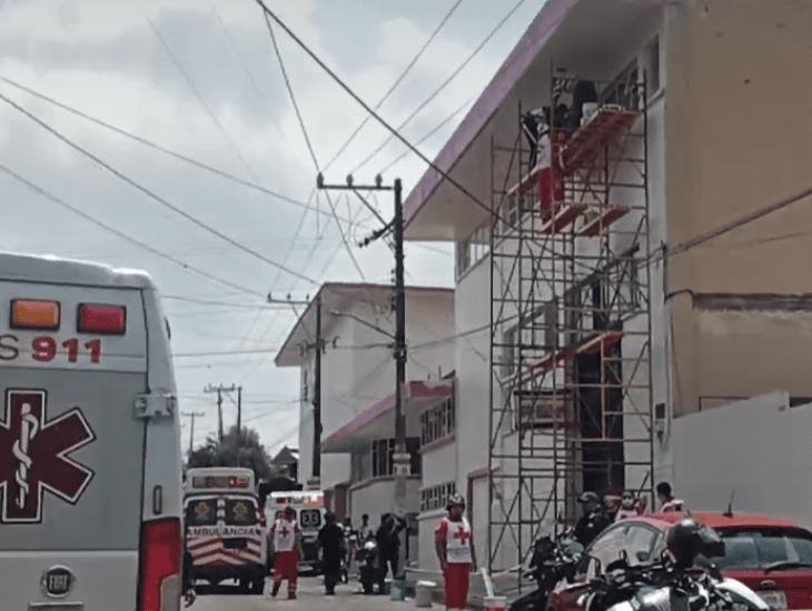 Sujeto recibe descarga eléctrica mientras trabajaba en un edificio de Xalapa