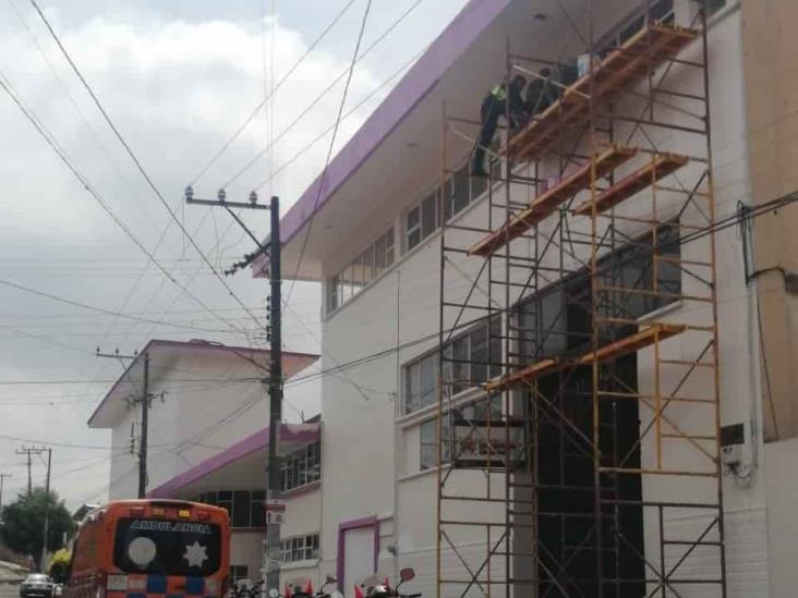 Sujeto recibe descarga eléctrica mientras trabajaba en un edificio de Xalapa