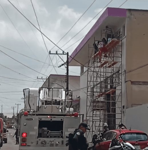 Sujeto recibe descarga eléctrica mientras trabajaba en un edificio de Xalapa