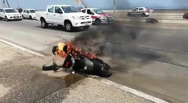 Se quema motoneta en el Malecón en Coatzacoalcos (+Video)