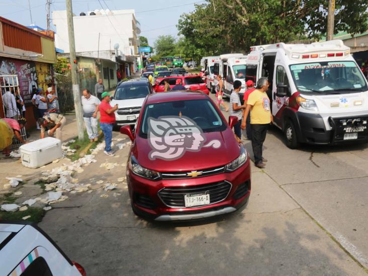 ¡Volaron las tortillas! Taxista provoca aparatoso accidente tras salir del mecánico en Coatzacoalcos (+Video)