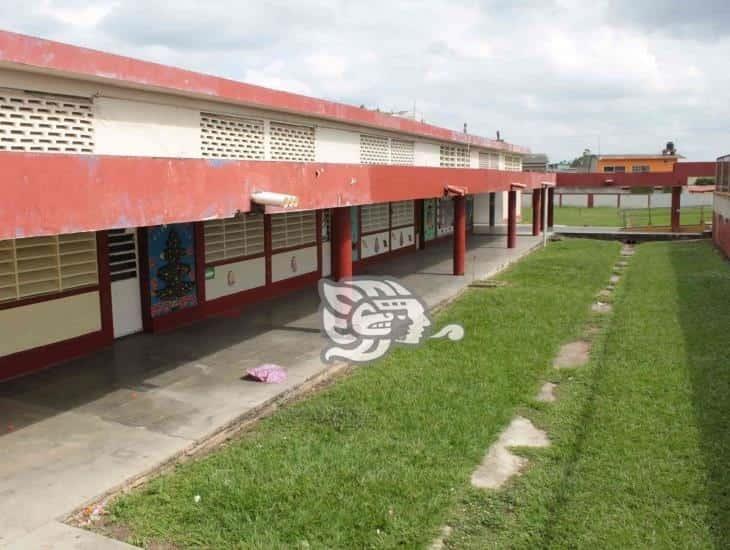 Cae rayo en escuela primaria de Las Choapas; aula registra severos daños