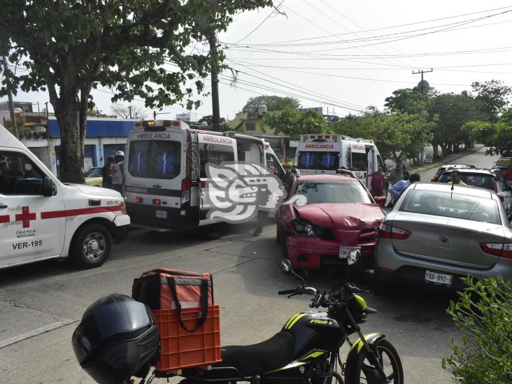 ¡Volaron las tortillas! Taxista provoca aparatoso accidente tras salir del mecánico en Coatzacoalcos (+Video)
