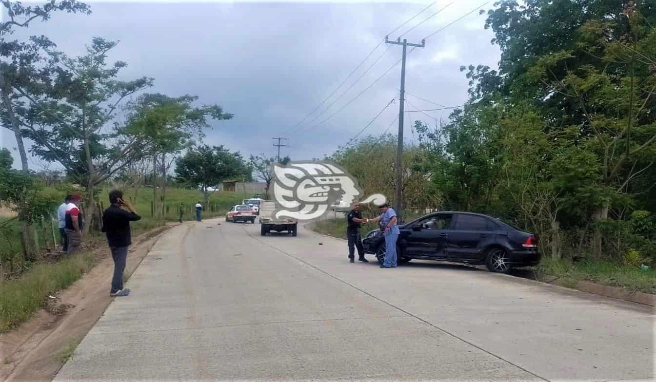 Taxista de Acayucan invade carril y provoca colisión en Texistepec