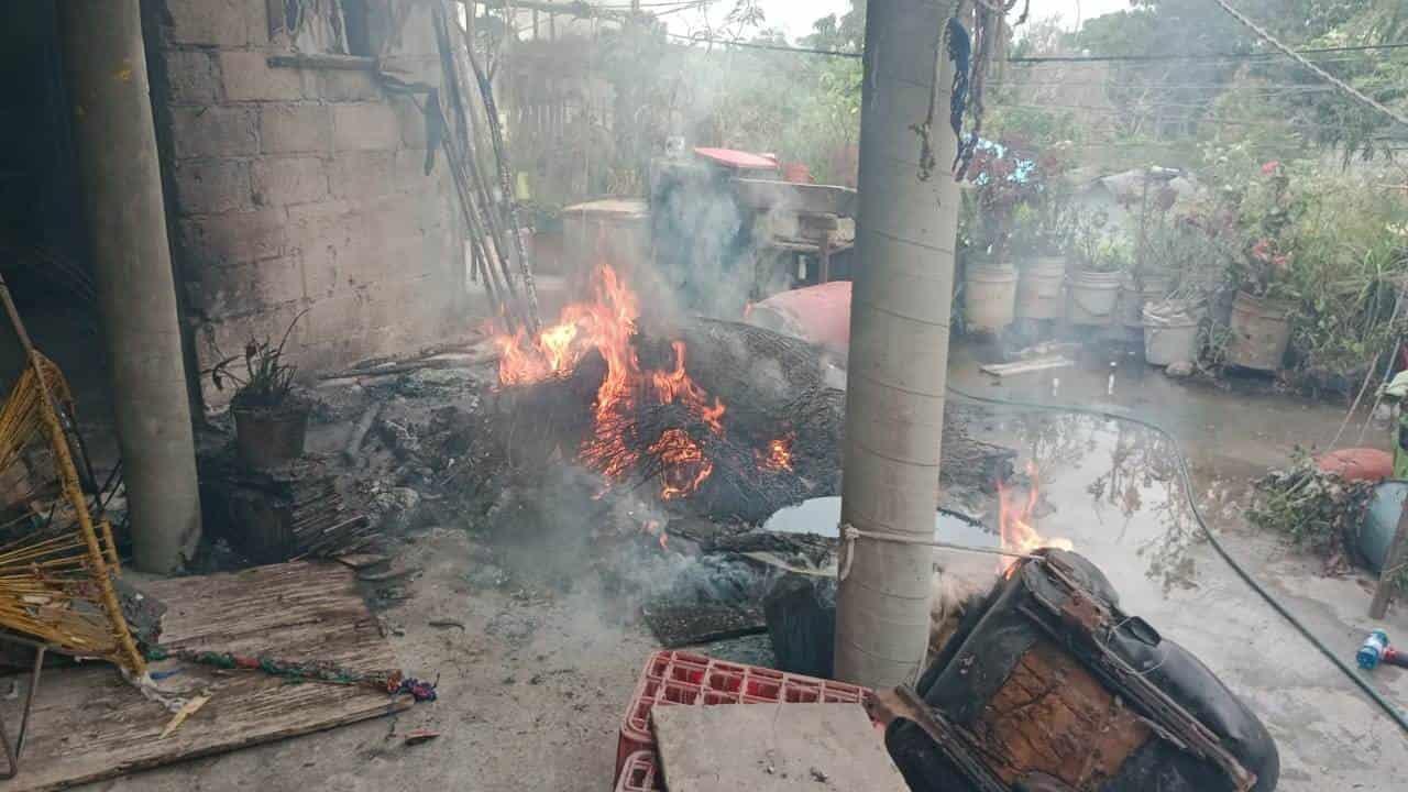 Hombre prende fuego a colchones dentro de su casa en Puente Nacional, en Veracruz