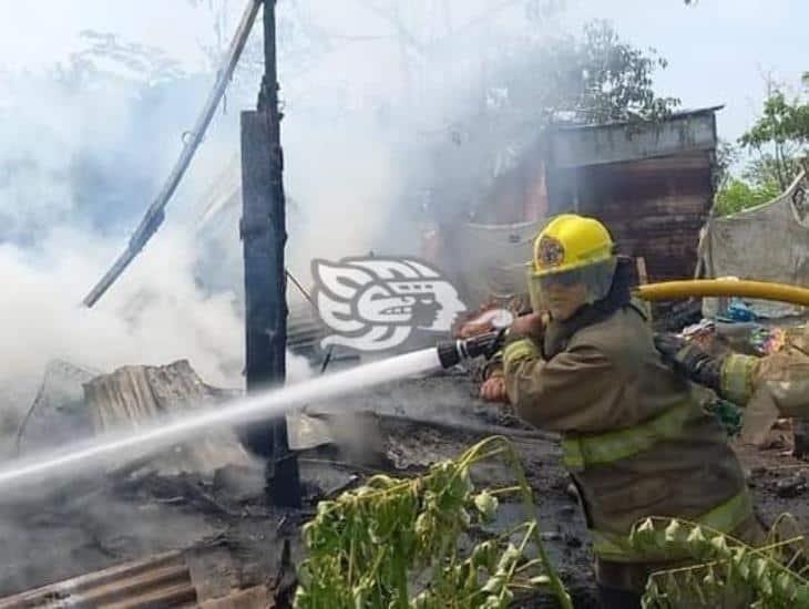 Incendio dejó sin vivienda a una familia en Minatitlán