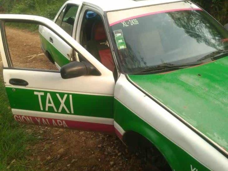 Desvalijan y abandonan taxi en Xalapa