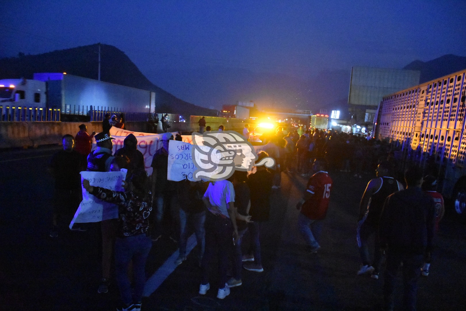 Bloquean La Autopista Puebla-Orizaba, Exigen La Aparición De Marco ...