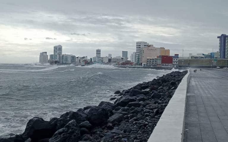 Ante ingreso de Frente Frío, restringen acceso a playas de Veracruz