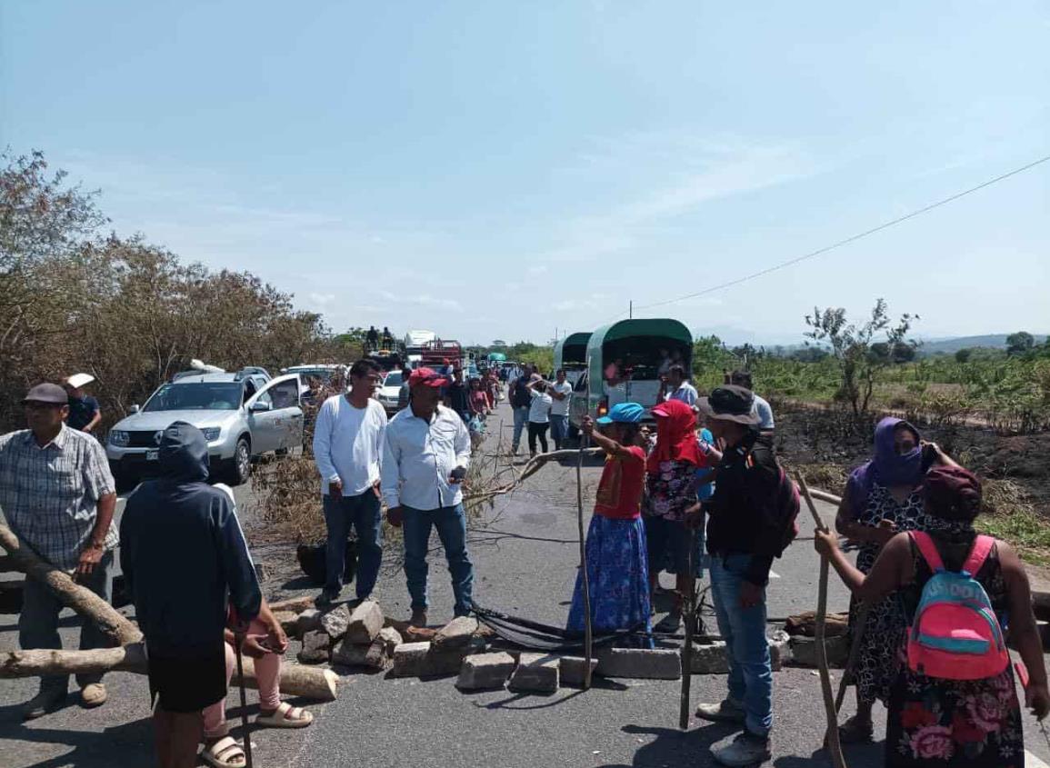 Bloquean tramo en Oaxaca tras desalojo en obra del Interoceánico