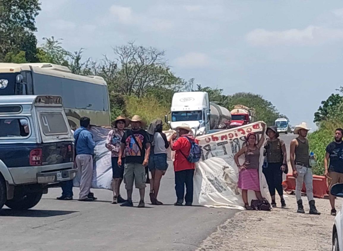 Bloquean desviación a Oteapan en apoyo a desalojados en Oaxaca (+Video)