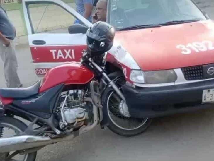 Se impacta moto contra taxi en Coatzacoalcos