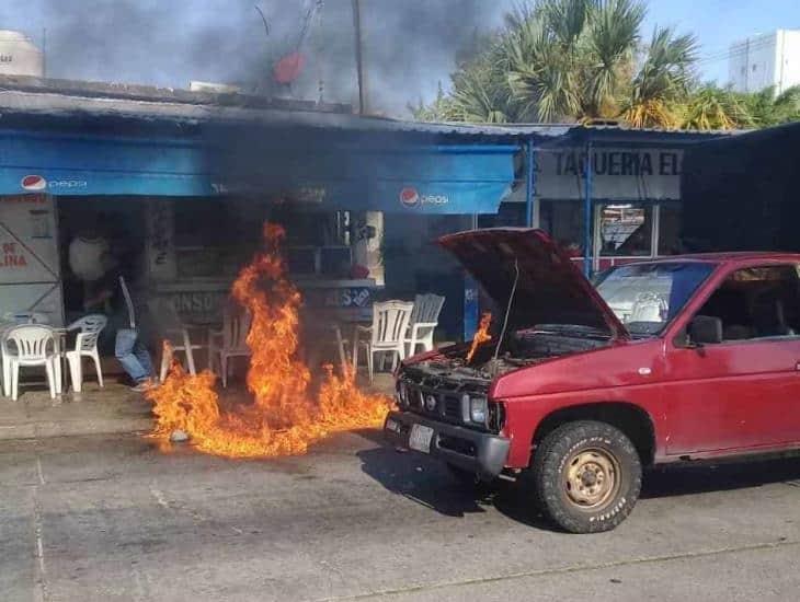 ¡FUEGO! Camioneta se prende en llamas frente a local de caldos