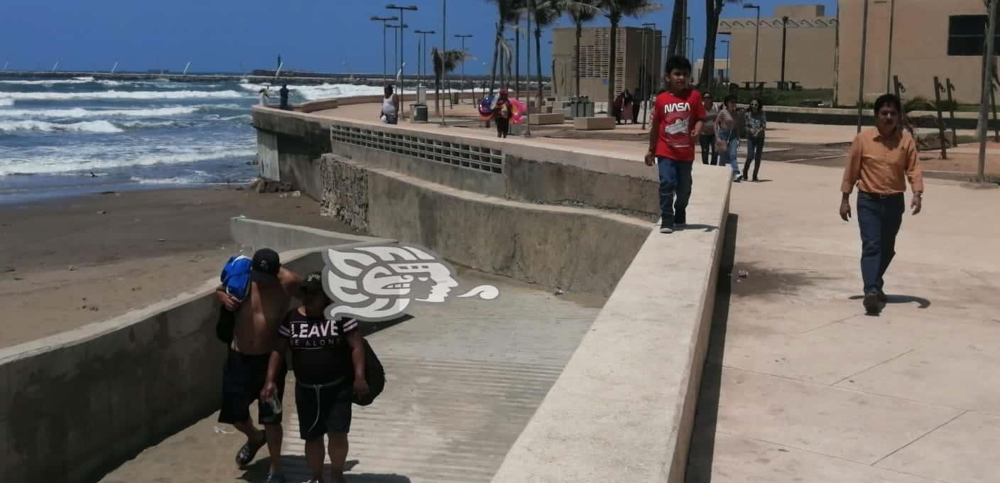 Disfrutan fin de semana largo paseando en el Malecón de Coatzacoalcos (+Video)
