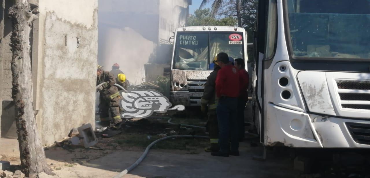 ¡A punto de quemarse microbuses! Fuego en taller abandonado moviliza a PC y Bomberos en Coatzacoalcos
