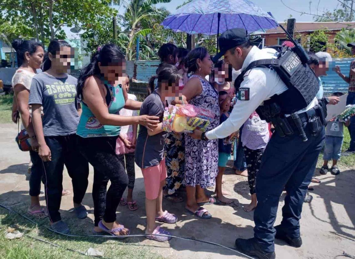 Policías viales llevan obsequios a pequeños en colonias de Coatzacoalcos