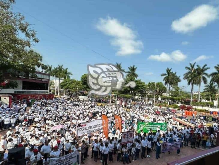 Miles de trabajadores desfilaron en Poza Rica