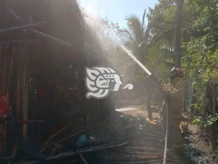 Humilde vivienda ardió en llamas en Cosoleacaque