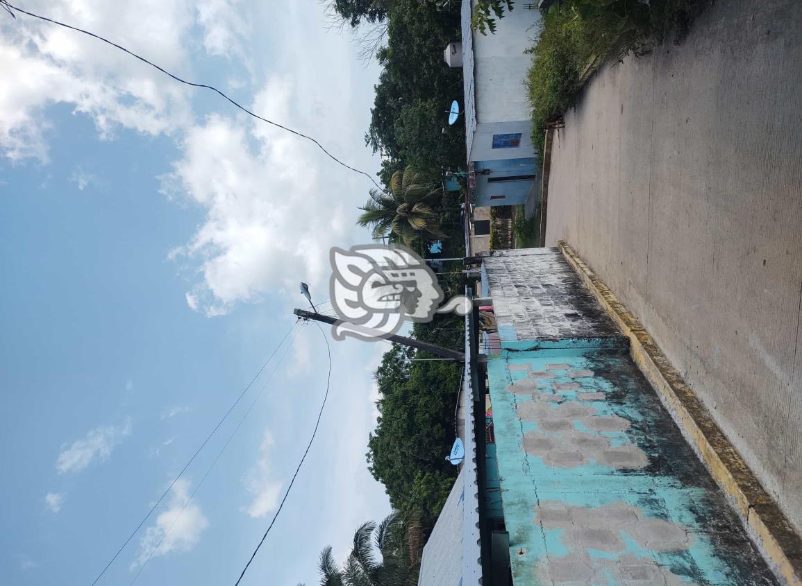Poste inclinado expone a habitantes de Moloacán