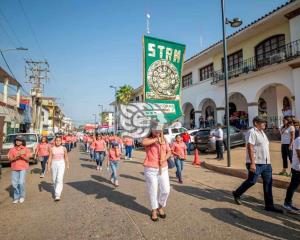 Desfile de sindicatos y autoridades de Acayucan por Día del Trabajo