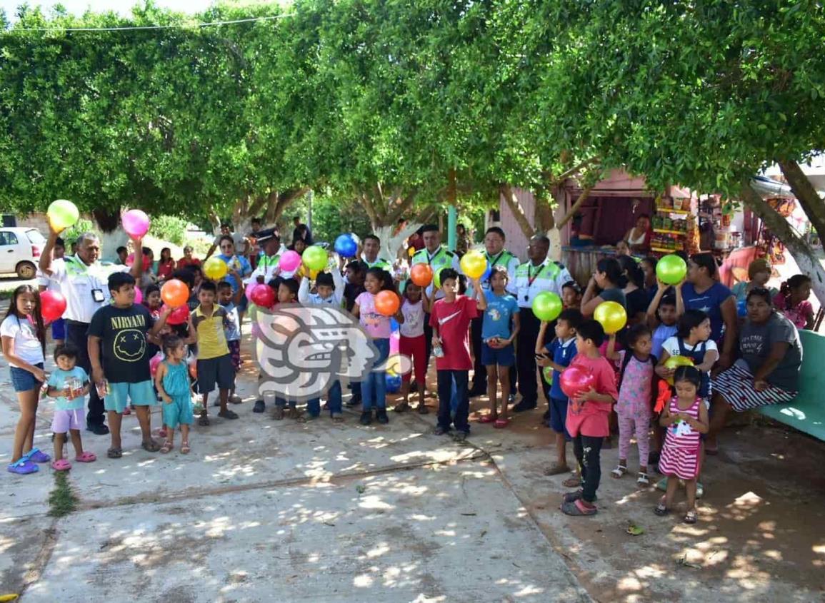 Lleva sonrisas Tránsito del Estado a niños y niñas en Acayucan