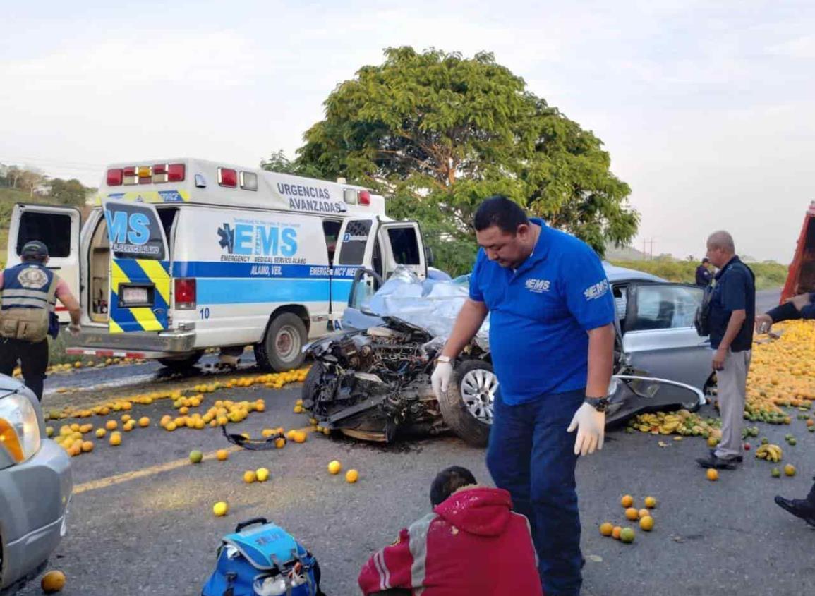 Un muerto y otro herido tras volcadura de camión cargado de naranjas en Álamo